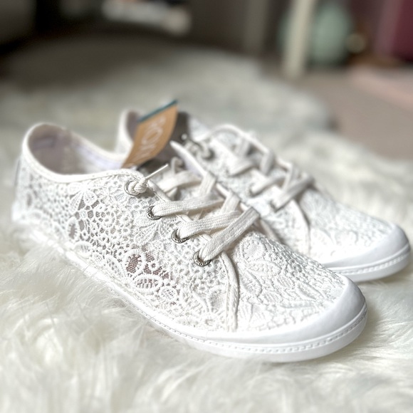 **SOLD** NEW ROXY LACE SLIP ONS SIZE 9.5 - Picture 1 of 7